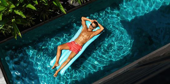 Εμπριμέ ή μονόχρωμο μαγιό;