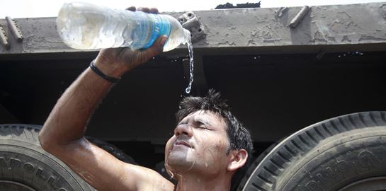 Μετά τον κορονοϊό, τον κυκλώνα και τις ακρίδες, καύσωνας σαρώνει την Ινδία