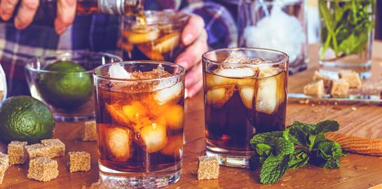 7 κορυφαία ρούμια και πού θα τα δοκιμάσεις στην Αθήνα