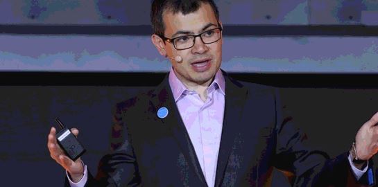 Demis Hassabis, o τύπος που πούλησε το AI εργαστήριό του στη Google έναντι 460 εκατ. ευρώ