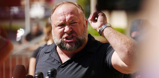 O συνωμοσιολόγος Alex Jones δεν πτοείται από καμία δικαιοσύνη