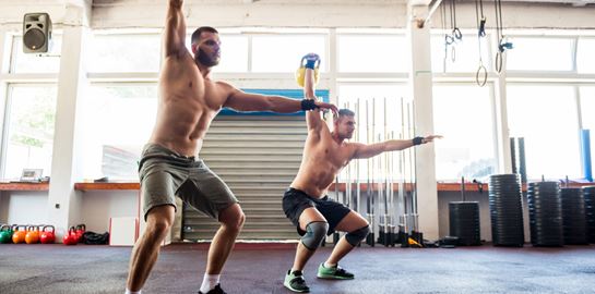 3 ασκήσεις με kettlebell που θα σε βοηθήσουν να δυναμώσεις τους κοιλιακούς σου