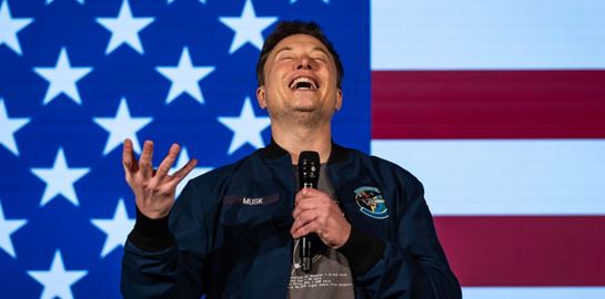 O Elon Musk 'τα βάζει' με την Jennifer Lopez για να υπερασπιστεί τον Trump