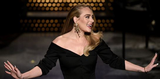 Μία πραγματικά άβολη ερώτηση στην Adele