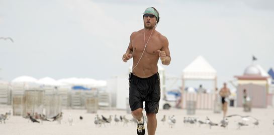 Διάσημοι που πίνουν νερό στο όνομα της γιόγκα