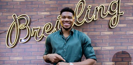 O Γιάννης Αντετοκούνμπο και το Chronomat που φέρει την υπογραφή του