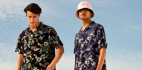 Η νέα συλλογή της Superdry με φόντο το γαλάζιο του Αττικού Ουρανού