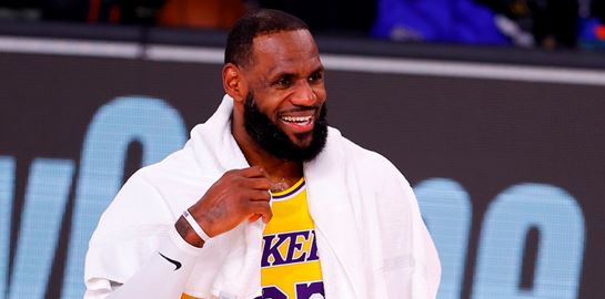Το Esquire στο hoodie του LeBron James