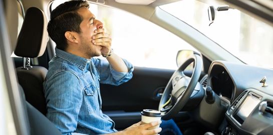 Είναι καλή ιδέα να πίνεις καφέ ενώ οδηγείς; Η επιστήμη απαντά