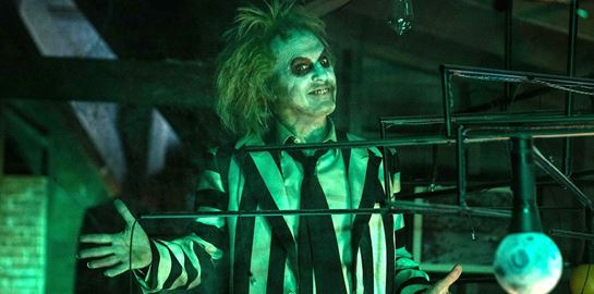 Ο Michael Keaton είναι ξανά ο Σκαθαροζούμης στο trailer του Beetlejuice Beetlejuice