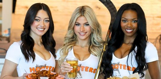 Κλείνουν τα εστιατόρια Hooters-Γνωστά για την εξυπηρέτηση με τα "καυτά" κορίτσια τους