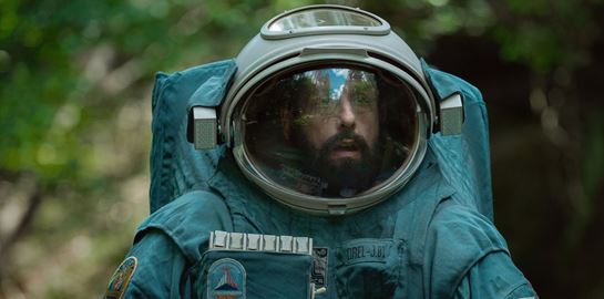 Με το Spaceman ο Adam Sandler συνεχίζει το ταξίδι του στη μιζέρια