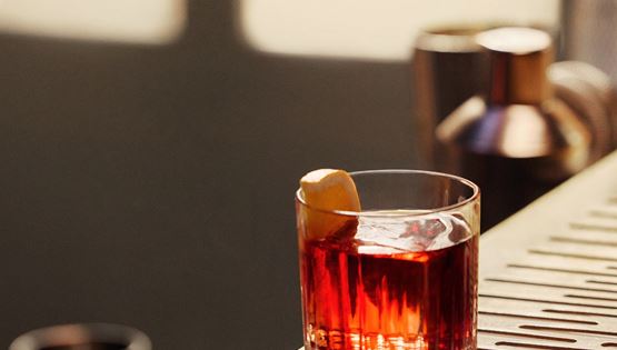 Negroni: Η μέρα που γεννήθηκε το εμβληματικό κοκτέιλ