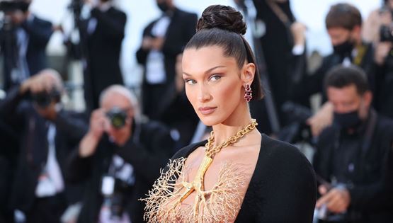 H Bella Hadid στηρίζει την πυρόπληκτη Ελλάδα