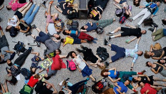 Ακτιβιστές κάνουν έκκληση στη βιομηχανία της μόδας για την κλιματική αλλαγή