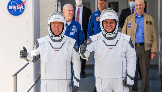 Το διαστημόπλοιο της SpaceX βούτηξε σε βαθιά πολιτικά νερά