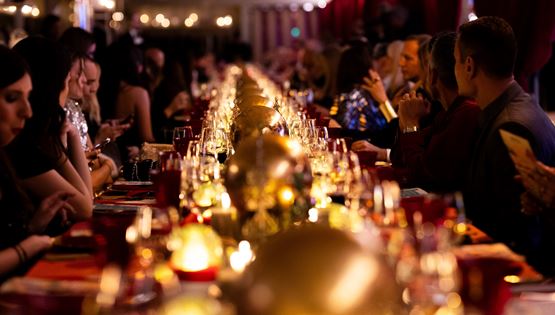 Chic & Sparkle | Οι εκθαμβωτικές εμφανίσεις στο Private Festive Dinner των πολυκαταστημάτων attica