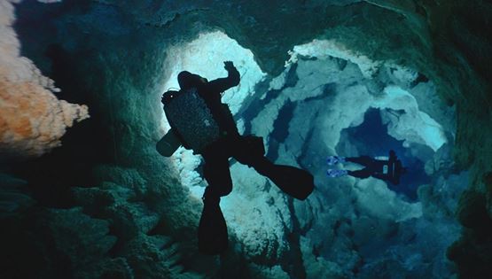 Underwonder, η νέα σειρά ντοκιμαντέρ της Cosmote TV 'βουτά' στα υποβρύχια σπήλαια της Ελλάδας