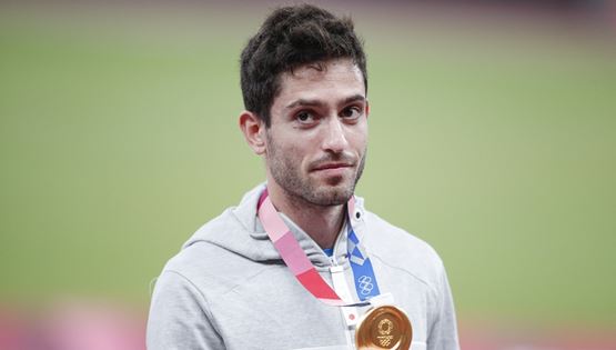 O Μίλτος Τεντόγλου προτιμά το πρωινό ξύπνημα από τη γκρίνια της κοπέλας του