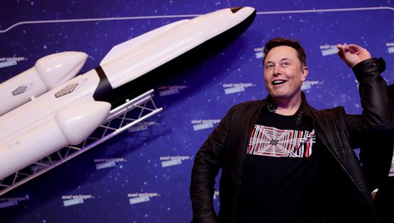 Σε άλλα νέα, ο Elon Musk απένειμε αργυρό μετάλλιο στον Jeff Bezos