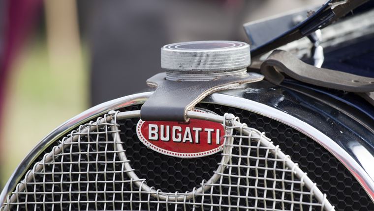 Η Bugatti μόλις αποκάλυψε την άγνωστη σχέση της με τον Alain Delon