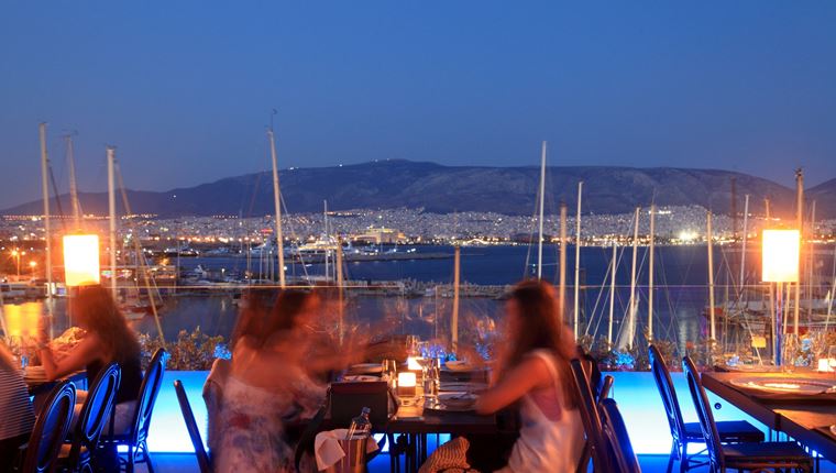 Η νέα πρόταση του Λευτέρη Λαζάρου αποθεώνει το κρέας στην πιο ωραία ταράτσα της πόλης