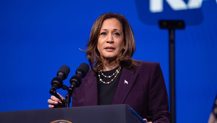 H Kamala Harris μόλις 'έσβησε' το οικονομικό πλεονέκτημα που διατηρούσε ο Donald Trump