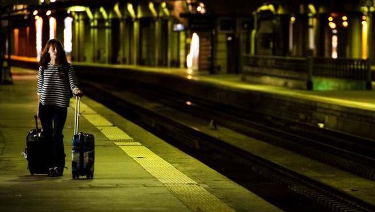 Η βαλίτσα που φορτίζει smartphone και laptop εν κινήσει