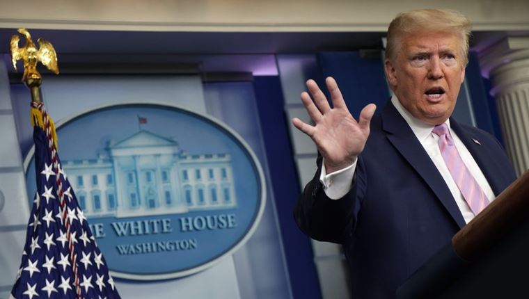 Ο Donald Trump απειλεί τον επιδημιολόγο Anthony Fauci
