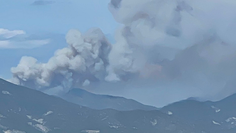 Στις φλόγες η Κορινθία, σκεπασμένη από καπνό η Αθήνα